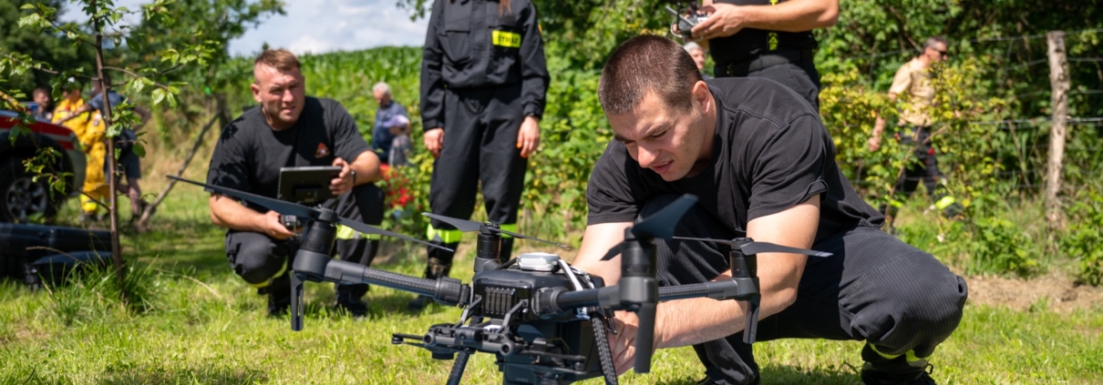 uczniowie szkoły policyjnej wykonują operacje dronem