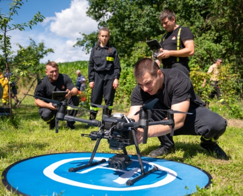 uczniowie szkoły policyjnej wykonują operacje dronem