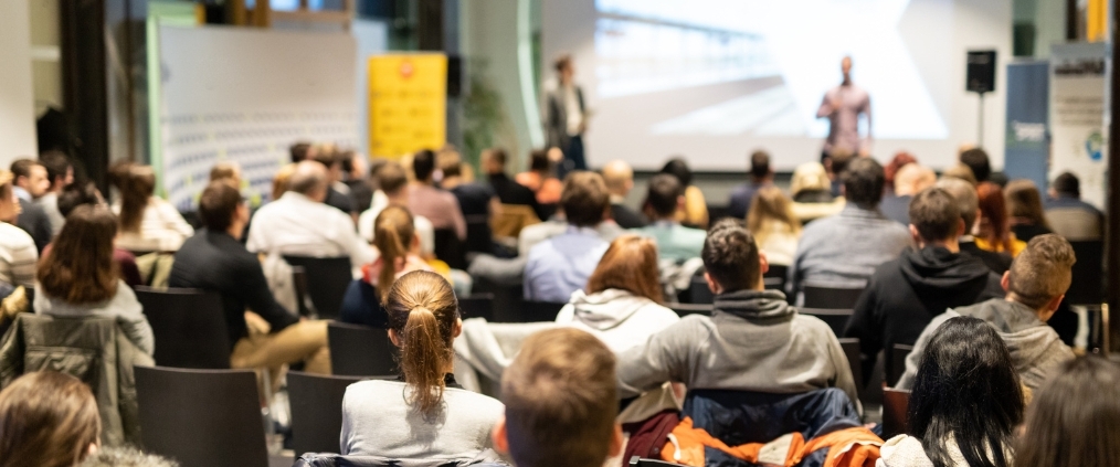 konferencja na temat dronów