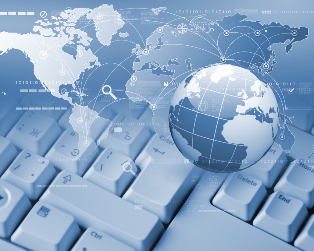 kula ziemska nad klawiaturą komputera symbolizująca tematykę światowej cyberpolityki 