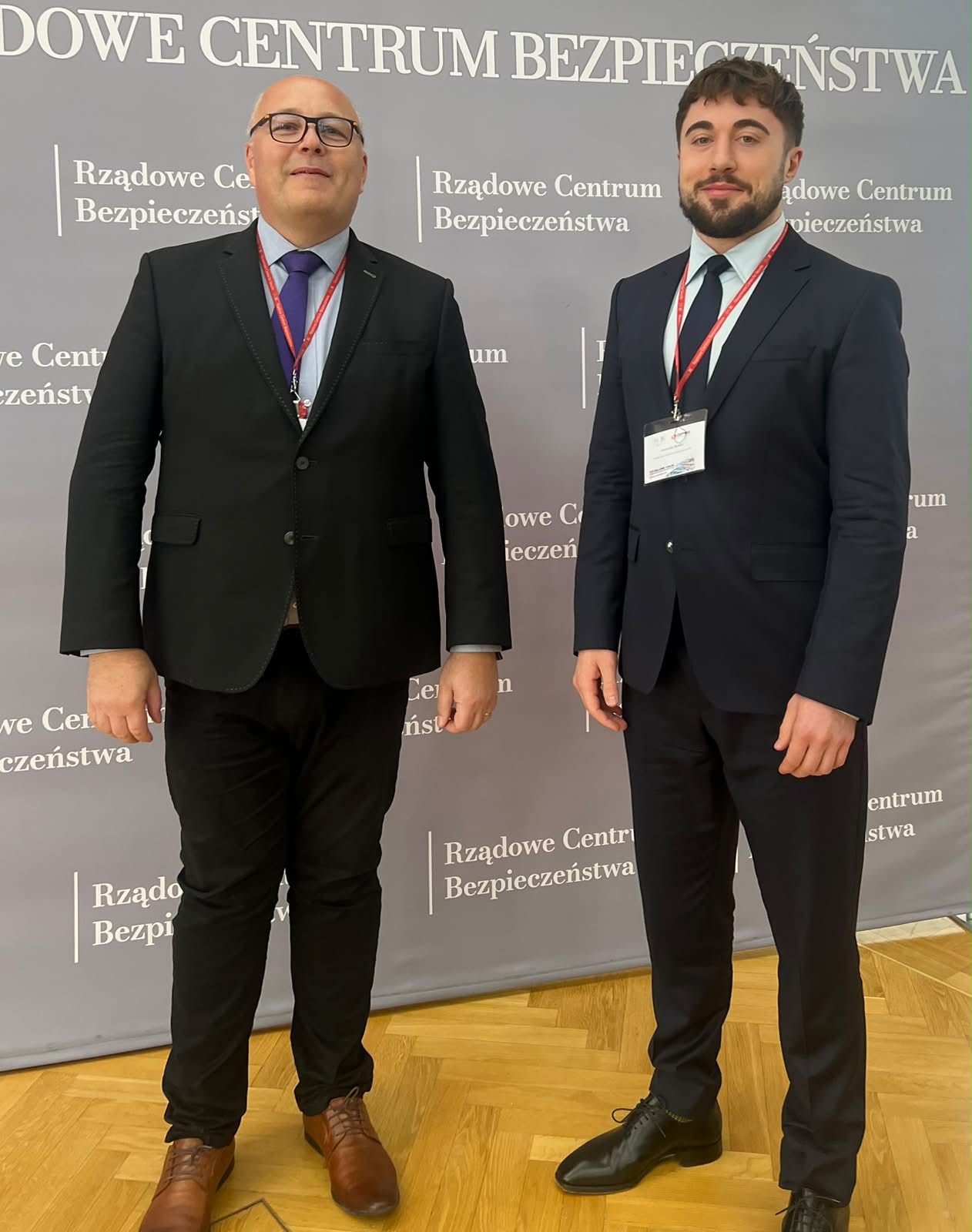 Aleksander Burwiel, członek Zarządu PISB, oraz Jarosław Pudzianowski, Szef Wydziału Ochrony Infrastruktury Krytycznej RCB, podczas XIII Krajowego Forum Ochrony Infrastruktury Krytycznej w KPRM.